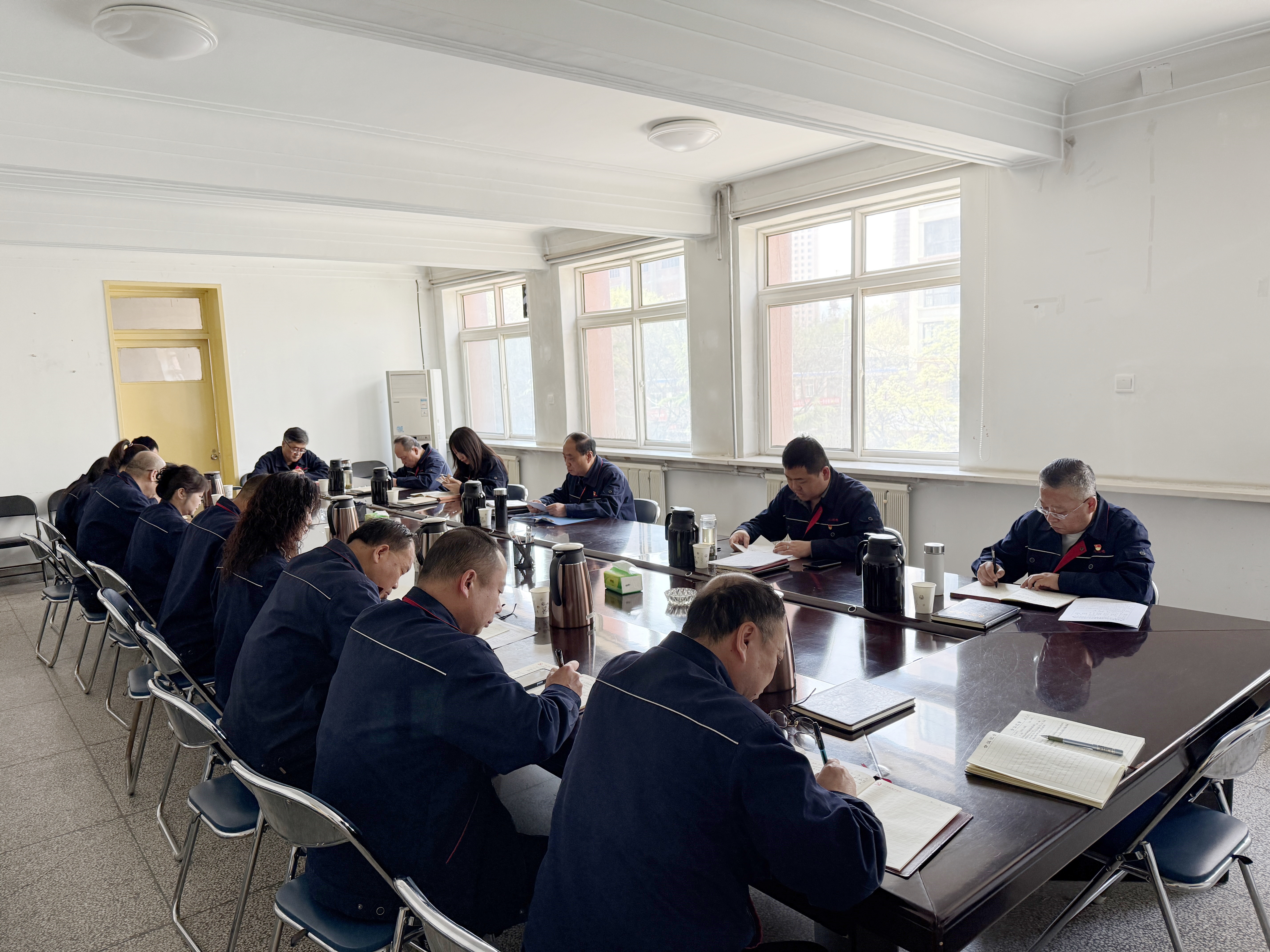 蘭州蘭電黨委舉行深入貫徹中央八項規(guī)定精神學習教育讀書班第三次集中學習暨 黨委理論學習中心組研討會議